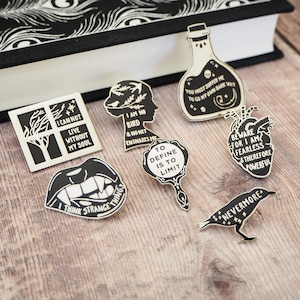 Épingle en émail Nevermore Raven - Badge citation Edgar Allan Poe - Cadeau littérature gothique - Épingle sorcière amateur de livres - Accessoire gothique d'Halloween image 5