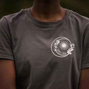 Camiseta Still I Rise de la Dra. Maya Angelou™ - Camiseta feminista - Para amantes de los libros - Camiseta con eslogan imagen 1
