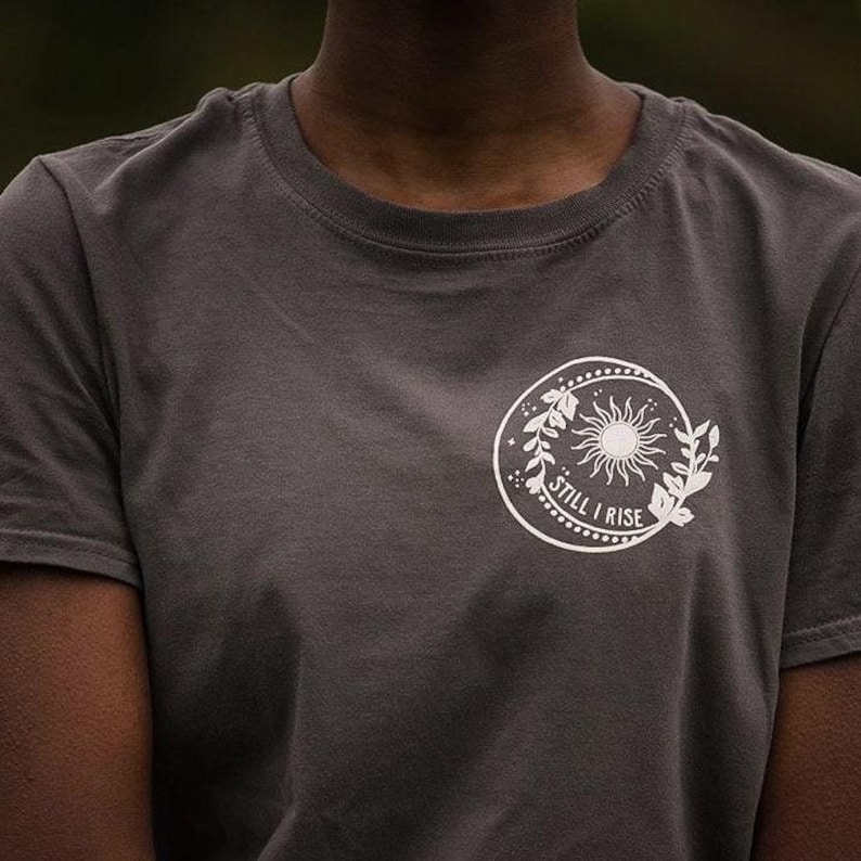 Camiseta Still I Rise de la Dra. Maya Angelou™ - Camiseta feminista - Para amantes de los libros - Camiseta con eslogan imagen 1