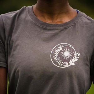 Camiseta Still I Rise de la Dra. Maya Angelou™ - Camiseta feminista - Para amantes de los libros - Camiseta con eslogan imagen 3