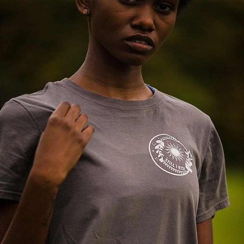 Camiseta Still I Rise de la Dra. Maya Angelou™ - Camiseta feminista - Para amantes de los libros - Camiseta con eslogan imagen 6