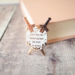 Pin de esmalte Qiu Jin - Colección de pines de poetas - Amante de los libros - Pin feminista - Regalo literario - Pin de solapa - Insignia de pin de libros - Feminismo