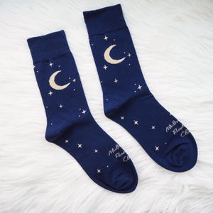 Calzini Midnight Readers Club - Calzini con luna e stelle - Regalo per amanti dei libri - Calzini a tema libri - Calzini originali - Regalo letterario - Calzini da donna