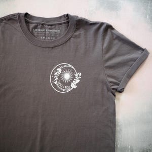 Camiseta Still I Rise de la Dra. Maya Angelou™ - Camiseta feminista - Para amantes de los libros - Camiseta con eslogan imagen 7