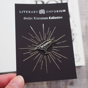 Épingle en émail Nevermore Raven - Badge citation Edgar Allan Poe - Cadeau littérature gothique - Épingle sorcière amateur de livres - Accessoire gothique d'Halloween image 2