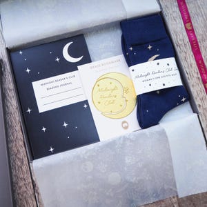 Midnight Readers Club-cadeauset - cadeau voor boekenliefhebber - cadeaumand - leesdagboek - sokken - bladwijzer - maan en sterren