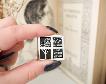 Pin de esmalte de Cumbres Borrascosas – Insignia con cita de Emily Brontë – Regalo para amantes de los libros de romance gótico – Accesorio de Dark Academia - Booktok Gift