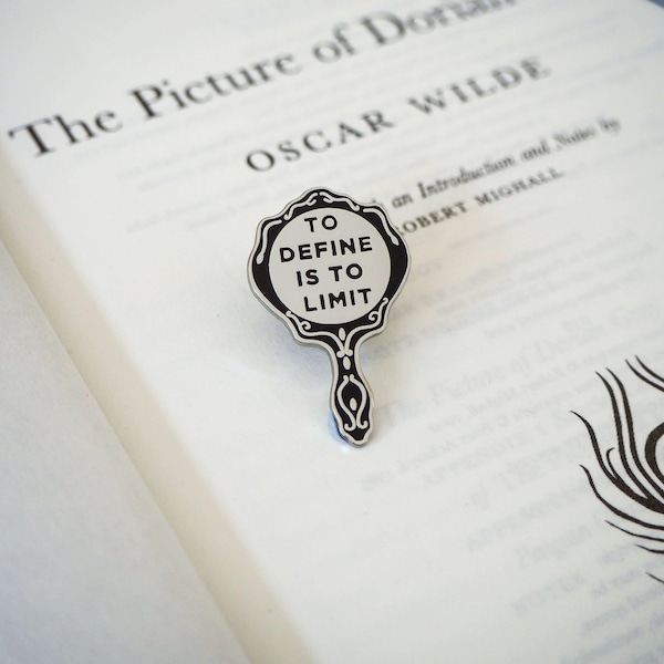 Dorian Gray Emaille Pin Badge – Oscar Wilde Zitat Pin – Gothic Buch Liebhaber Geschenk – Dark Academia Accessoire – Geschenk für Leseratte