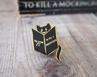 Emaille pin kat lezen - kat pin badge - cadeau voor boekenliefhebber - emaille pin lezen - kattenliefhebber - schattige kat emaille pin