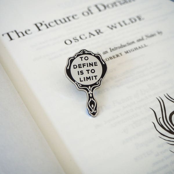 The Picture of Dorian Grey Enamel Pin - Oscar Wilde Enamel Pin Anstecker - Gothic Literatur Sammlung - Buchliebhaber - Looking Glass Pin