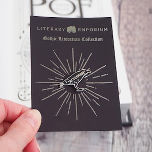 Épingle en émail Nevermore Raven - Badge citation Edgar Allan Poe - Cadeau littérature gothique - Épingle sorcière amateur de livres - Accessoire gothique d'Halloween image 4