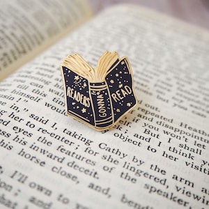 Readers Gonna Read Book Enamel Pin - Book Enamel Pin – Book Lover Gift – Enamel Lapel Pin - Reading Gift