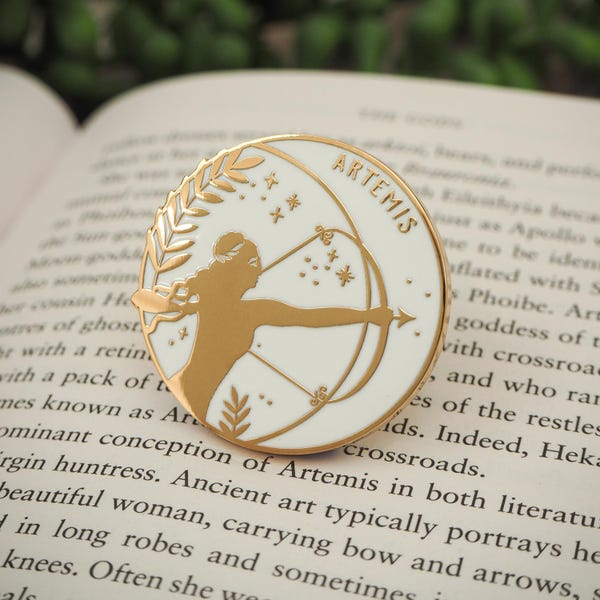 Épinglette en émail Artemis Goddess of Hunting - Collection de la mythologie grecque - Badge pour épingle de livre - Épinglette féministe - Cadeau littéraire - Dark Academia