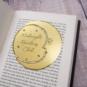 Marcapáginas de latón con forma de luna creciente del Club de Lectores de Medianoche - Marcapáginas de luna creciente - Regalo para lectores y amantes de los libros - Marcapáginas de metal