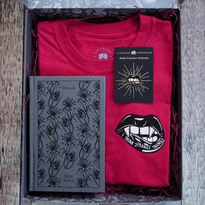 Dracula Gift Set - Bram Stoker - Gift Book Lover - Enamel Pin - Slogan T-shirt - Gothic - Horror - Literature Gift