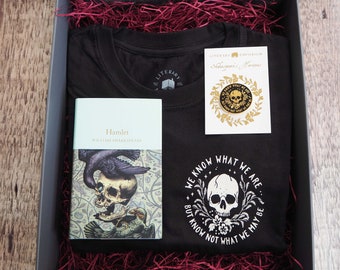 Ophelia Gift Set - Collezione di eroine di Shakespeare - Regalo per gli amanti dei libri - Spilla smaltata - T-shirt con slogan - Femminismo - Regalo di letteratura