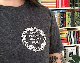 Hermia 'Thought She Be But Little She is Fierce' T-shirt - Collezione di eroine di Shakespeare - T-shirt femminista - Amante dei libri - T-shirt con slogan