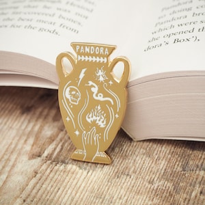 Emaille pin van Pandora's Jar – collectie Griekse mythologie – badge boekpin – feministische pin – literatuurcadeau – Dark Academia