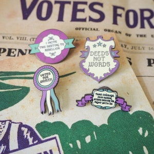 Votes for Women Emaille Pin Set - Feminismus - Anstecknadeln - Girlpower - Suffragetten - Buchliebhaber - Pin Geschenk