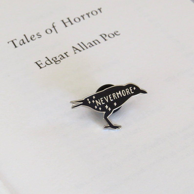 Épingle en émail Nevermore Raven - Badge citation Edgar Allan Poe - Cadeau littérature gothique - Épingle sorcière amateur de livres - Accessoire gothique d'Halloween image 1