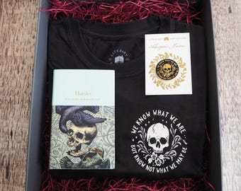 Ophelia Gift Set - Shakespeare's Heroines Collection - Gift for Book Lover - Enamel Pin - Slogan T-shirt - Feminism - Literature Gift