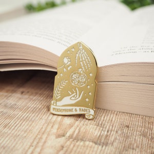 Épingle en émail Perséphone et Hadès - Collection de la mythologie grecque - Badge d'épingle de livre - Épingle féministe - Cadeau de littérature - Université noire - Épinglette de sorcière