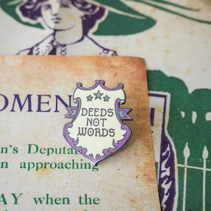Pin de esmalte "Hechos, no palabras" - Colección Votos para las mujeres - Pin de esmalte feminista - Feminismo - Pines de solapa - Poder femenino - Sufragistas