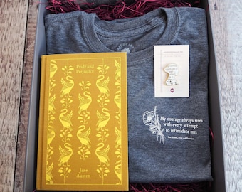 Set de regalo "Orgullo y prejuicio" - Jane Austen - Regalo para amantes de los libros - Pin de esmalte - Camiseta con eslogan - Feminismo - Regalo literario