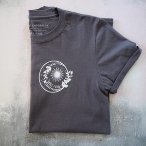 Camiseta Still I Rise de la Dra. Maya Angelou™ - Camiseta feminista - Para amantes de los libros - Camiseta con eslogan imagen 4