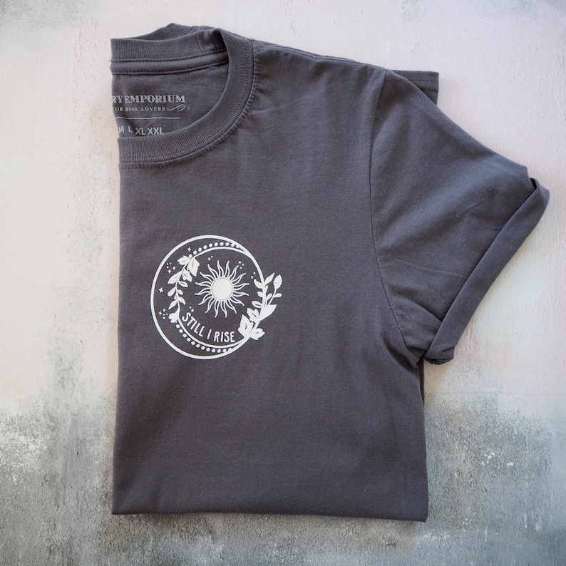 Camiseta Still I Rise de la Dra. Maya Angelou™ - Camiseta feminista - Para amantes de los libros - Camiseta con eslogan imagen 4