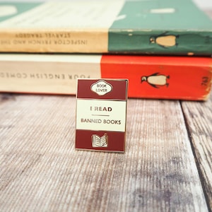 Pin de esmalte "Leo libros prohibidos" - Pin de esmalte "Amante de los libros" - Regalo para lectores - Pin de ratón de biblioteca - Pin de esmalte "Libros prohibidos" - Regalo de Booktok