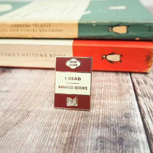 Badge en émail J'ai lu des livres interdits - épingle en émail pour amoureux des livres - cadeau lecteurs - épingle de rat de bibliothèque - épingle en émail de livres interdits - cadeau Booktok