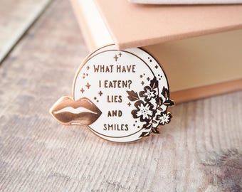 Spilla smaltata di Sylvia Plath - Collezione di spille di poetesse - Amante dei libri - Spilla femminista - Regalo letterario - Spilla libresca - Femminismo