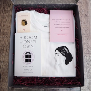 Set regalo Virginia Woolf - Maglietta femminista - Regalo per amanti dei libri - Spilla smaltata - Maglietta con slogan - Femminismo - Regalo letterario