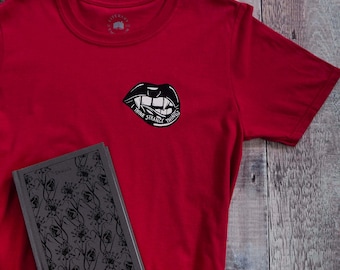 Dracula T-Shirt - Rotes T-shirt - Bram Stoker Tshirt - Literarisches T-Shirt für Buchliebhaber - Gothic Shirt - Literatur