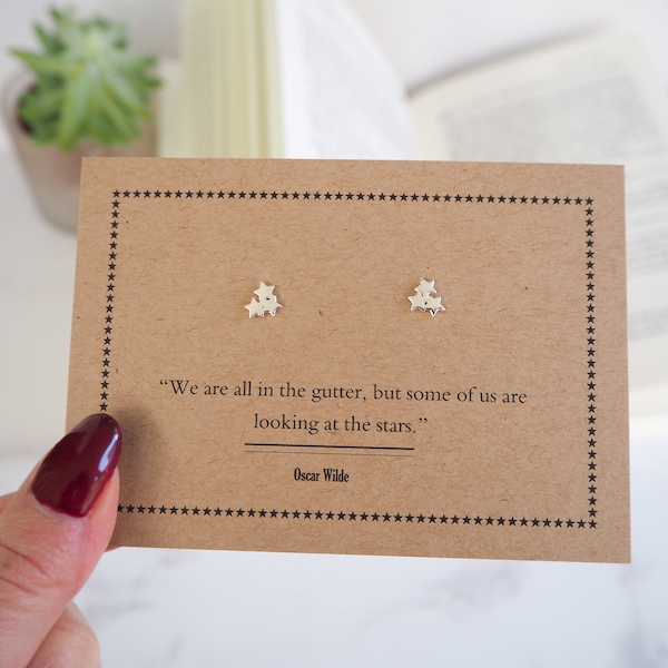 Oscar Wilde Star Earrings - Silver Tiny Stud Earrings - Cadeau pour son Book Lover - Délicates boucles d’oreilles Stud - Bijoux de littérature - Book Jewellery