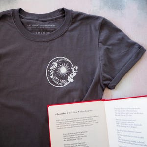 Camiseta Still I Rise de la Dra. Maya Angelou™ - Camiseta feminista - Para amantes de los libros - Camiseta con eslogan imagen 2