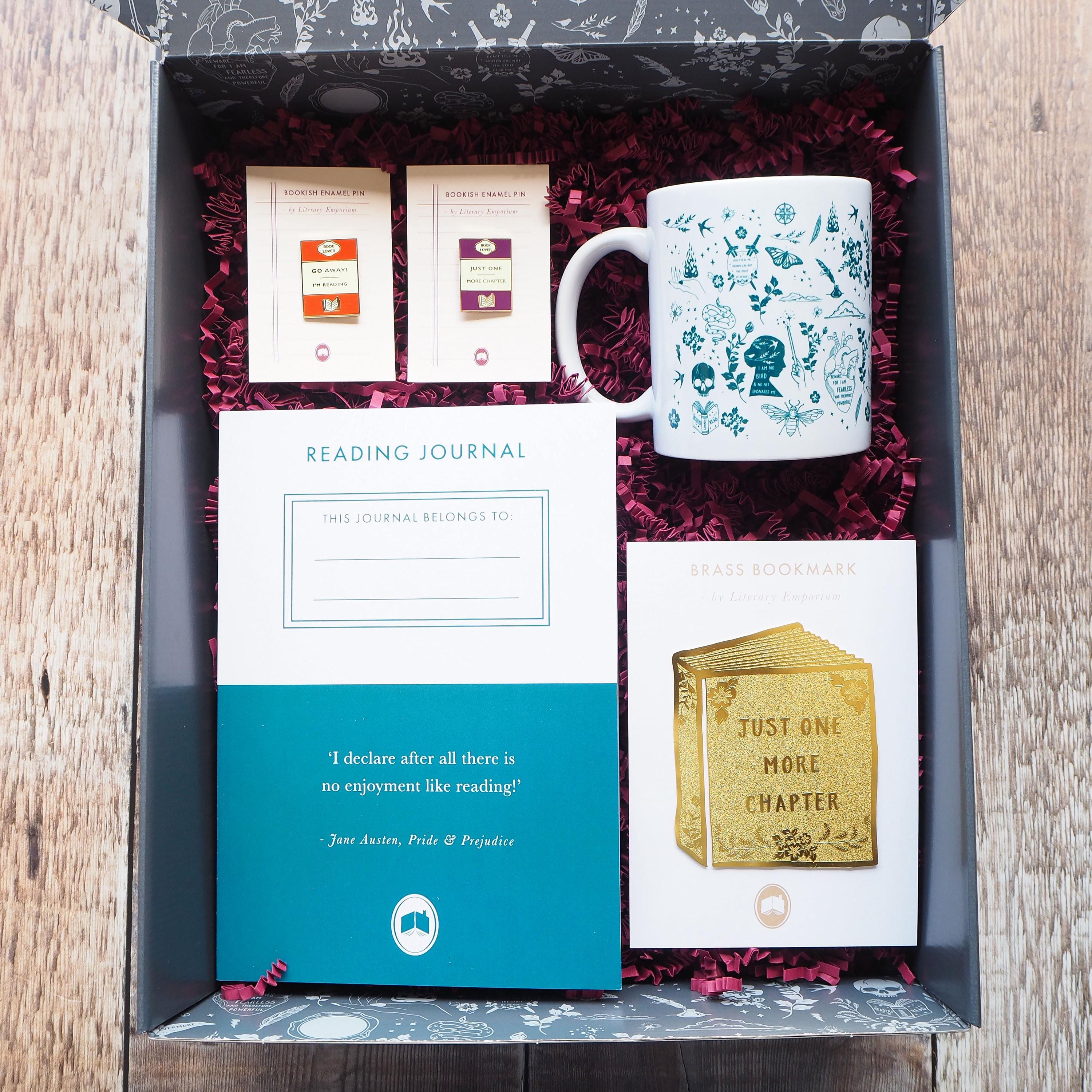 Geschenkbox für Buchliebhaber*innen mit Tasse und Lesetagebuch