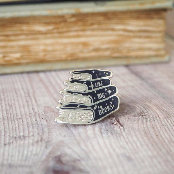 Ich mag große Bücher Emaille Pin - Buch Emaille Pin Abzeichen - Geschenk für Buchliebhaber - Lese Pin - Buch Schmuck - Anstecknadel - Pin Spiel - Bücherwurm