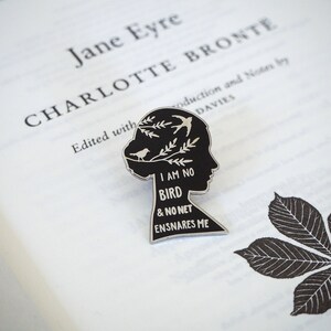 Jane Eyre Emaille Pin Gothic Literature Collection Charlotte Bronte Quote Emaille Pin Badge Book Lover Gift Feminist Pin afbeelding 5