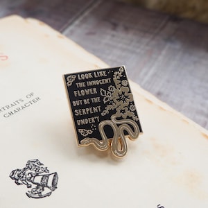 Pin de esmalte de Lady Macbeth - Colección Heroínas de Shakespeare - Amante de los libros - Pin feminista - Insignia de Shakespeare - Regalo literario imagen 4