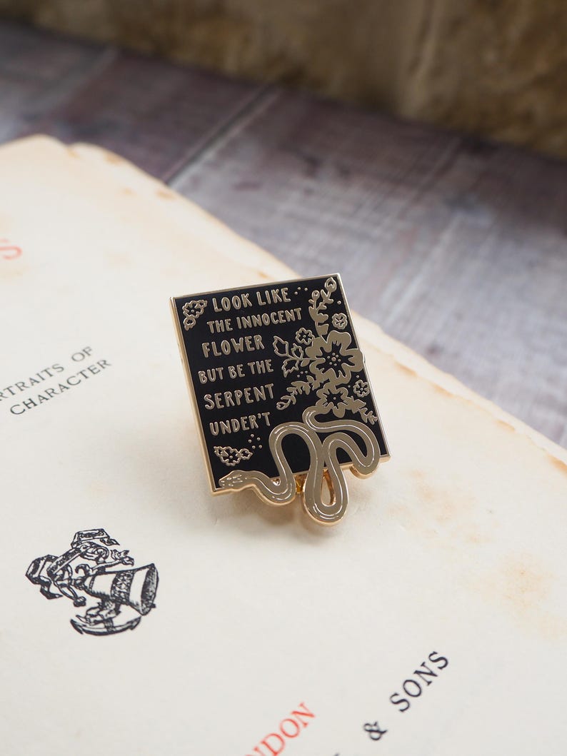 Pin de esmalte de Lady Macbeth - Colección Heroínas de Shakespeare - Amante de los libros - Pin feminista - Insignia de Shakespeare - Regalo literario imagen 4