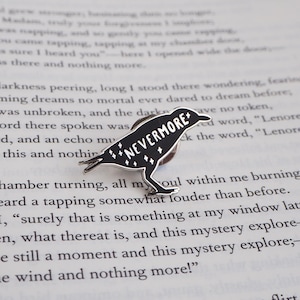 Épingle en émail Nevermore Raven - Badge citation Edgar Allan Poe - Cadeau littérature gothique - Épingle sorcière amateur de livres - Accessoire gothique d'Halloween image 3