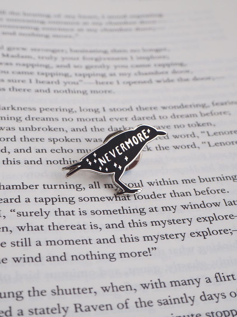 Épingle en émail Nevermore Raven - Badge citation Edgar Allan Poe - Cadeau littérature gothique - Épingle sorcière amateur de livres - Accessoire gothique d'Halloween image 3