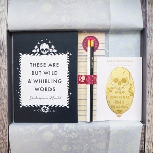 Shakespeare Hamlet Geschenkset - Geschenk für Buchliebhaber - Geschenkkorb - Notizbuch - Bleistifte - Lesezeichen - Literatur Geschenkbox für Schriftsteller