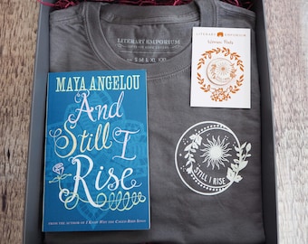 Dr Maya Angelou Gift Set - Still I Rise - Tshirt femminista - Gift Book Lover - Spilla smaltata - T-shirt slogan - Femminismo - Letteratura Regalo