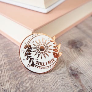 Pin de esmalte "Still I Rise" - Maya Angelou™ - Colección de pines de mujeres poetas - Regalo para amantes de los libros - Pin de esmalte feminista - Pin de solapa - Insignia