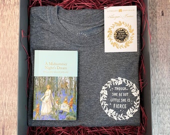 Set regalo Hermia - Little But Fierce - Collezione di eroine di Shakespeare - Regalo per gli amanti dei libri - Spilla smaltata - T-shirt con slogan - Femminismo