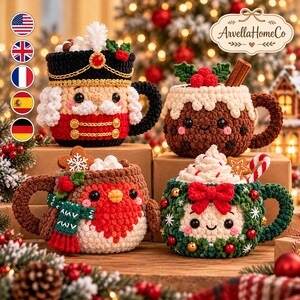 Pode incluir: Quatro capas de crochê para canecas com designs natalinos: um quebra-nozes, um pudim de Natal, um pisco-de-peito-ruivo com cachecol e uma guirlanda com um laço vermelho. Cada capa é texturizada com fio e inclui pequenos detalhes decorativos.