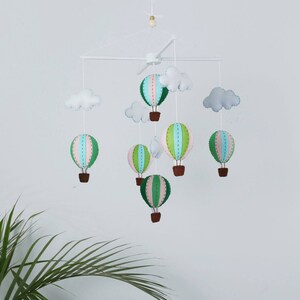 Móbile artesanal de balão de ar quente verde para bebê – Decoração para quarto de bebê